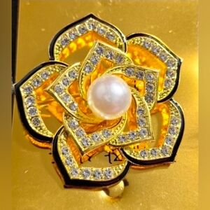 💎NEW - Golden Brooch, with Black, Faux Diamonds and Pearl Accent